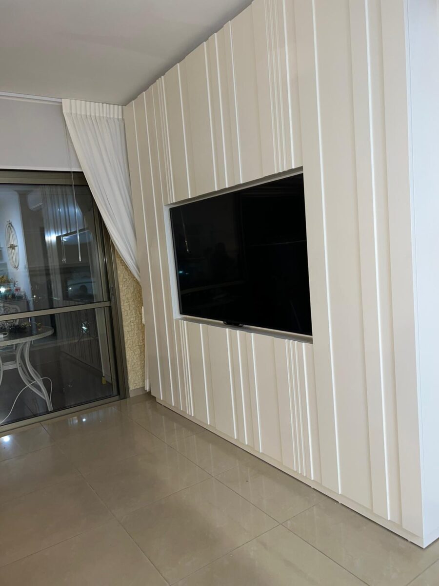 חיפוי עץ לבן לקיר בסלון נישה לטלויזיה